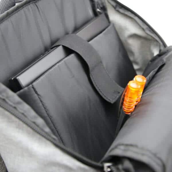 Im Inneren des Rucksacks Copenhagen grey befindet sich ein gepolstertes 17“Laptop-Fach mit Klettverschluss damit dein Notebook sicher verstaut ist. Durch den seitlich längsverlaufenden Reißverschluss hast du schnelleren Zugang zum Laptop. Außerdem hast du ein kleines, offenes Innenfach sowie zwei Stifthalter. In den zusätzlichen zwei offenen, aufgesetzten Seitentaschen aus dunkelgrauem Air-Mesh mit Gummizug kannst du ganz praktisch deine Trinkflasche verstauen. Dadurch wird dieser Rucksack zu Deinem perfekten Alltagsbegleiter. Gratis on Top kriegst du unsere CAMPUS-Tüte, in der Du viele tolle Produkte, Rabatte und Gutscheine für Dich und Deine Universitätsstadt findest.