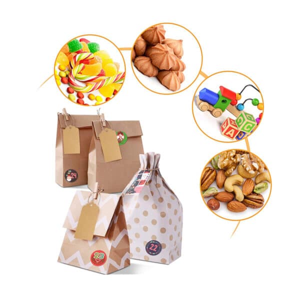 Unterschiedliche Füllungs-Vorschläge (Süßigkeiten, kleines Spielzeug, Nüsse); darunter vier gefüllte Tüten mit Anhängern, Klammern und Datums-Sticker