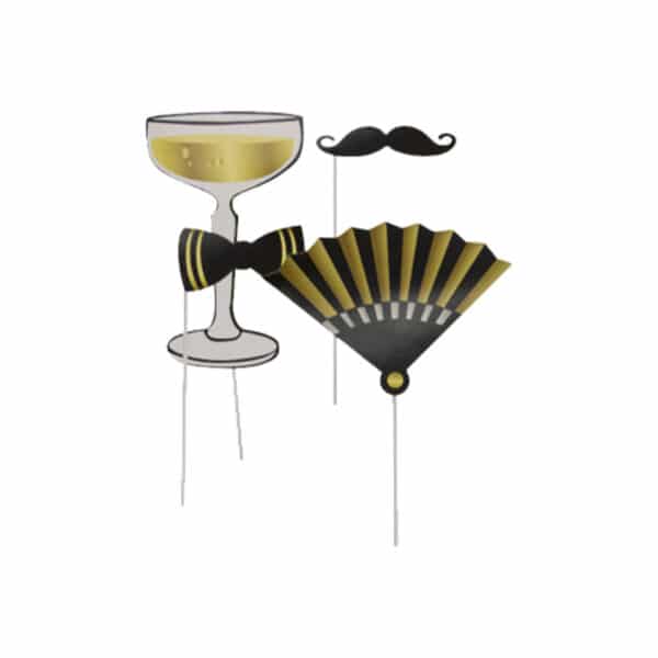 vier Accessoires aus Pappe an Stäben: ein Champagner-Glas, eine Fliege, ein Schnauzbart, ein Fächer