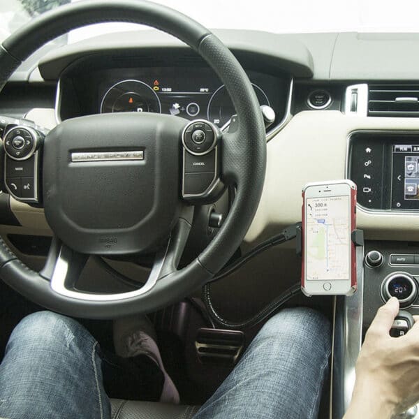 Handyhalterung im Auto zwischen Lenkrad und Schaltung