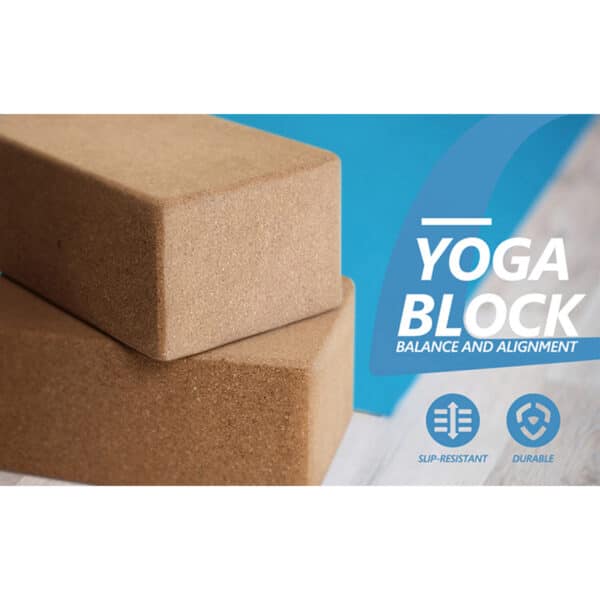zwei Yogablöcke aus Kork aufeinander vor einer blauen Matte mit Beschriftung: „Yoga Block Balance and alignment“