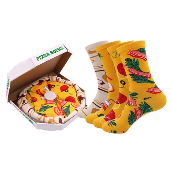 Pizzakarton mit zusammengerollten Socken und daneben Socken in Pizza-Optik an Fußmodellen