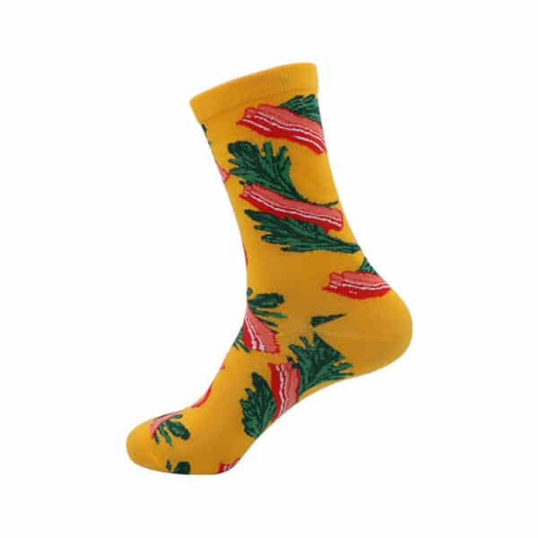 Gelber Socke mit Bacon-Streifen und Kräutern an Fußmodell