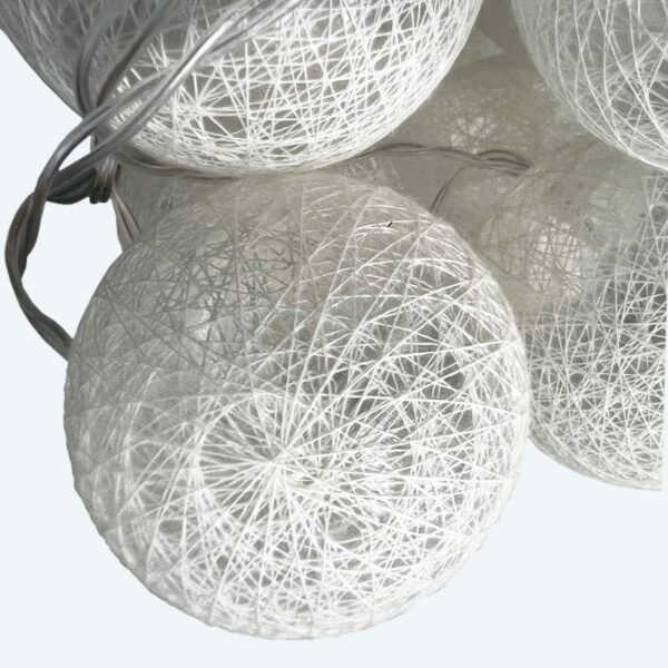 LED-Lichtergirlande mit Baumwollkugeln Close-Up