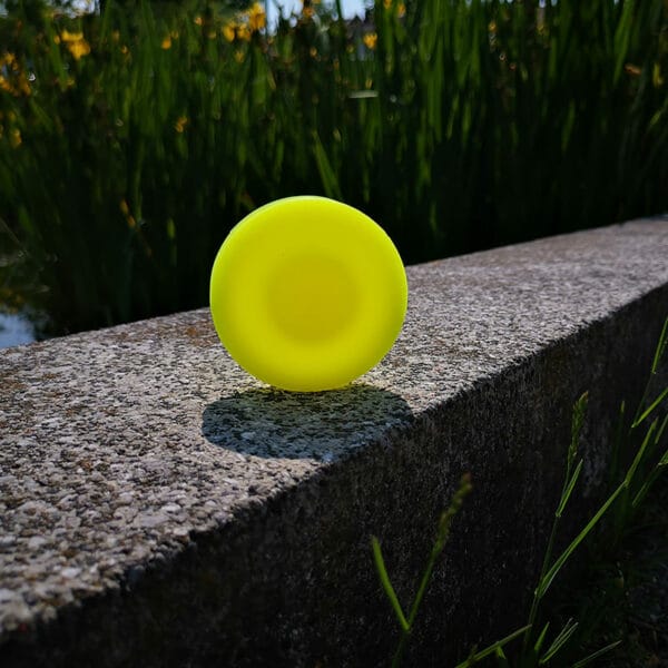 Mini-Frisbee Ansicht auf einer Mauer