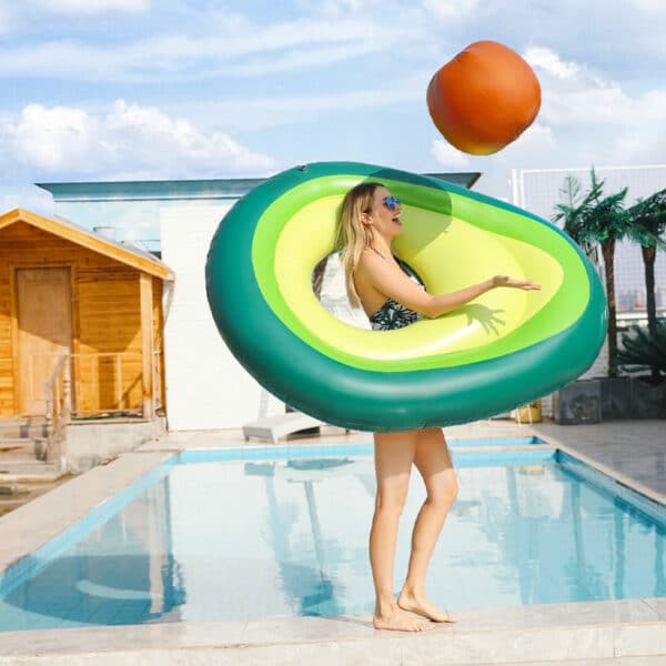 Schwimmmatte Avocado mit Wasserball am Pool
