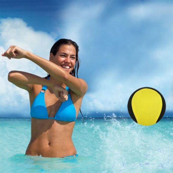 Frau im Meer mit gelbem Bouncing Ball