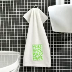 campustuete-gaestehandtuch-more-amor-por-favor-neon-gruen-stapel