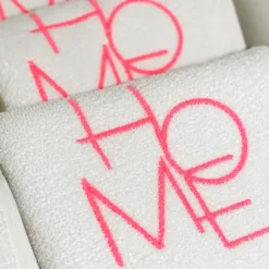 campustuete-gaestehandtuch-more-amor-por-favor-neon-pink-badezimmer