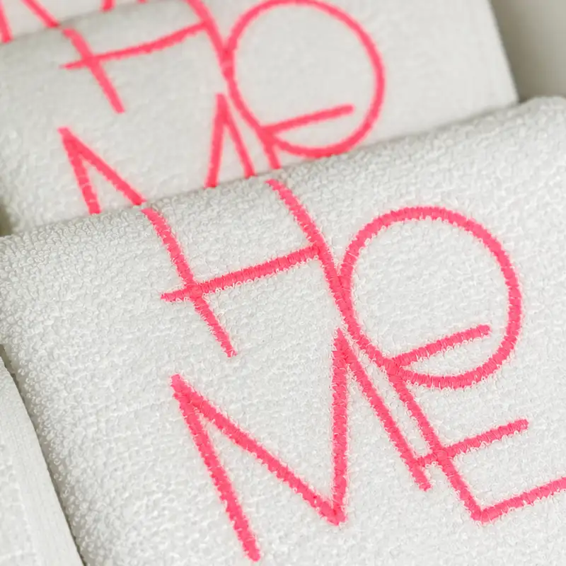 campustuete-gaestehandtuch-more-amor-por-favor-neon-pink-badezimmer
