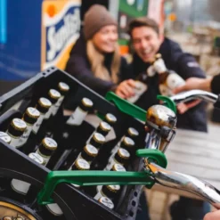 campustuete-kistenhaken-mit-freunden-bier-trinken