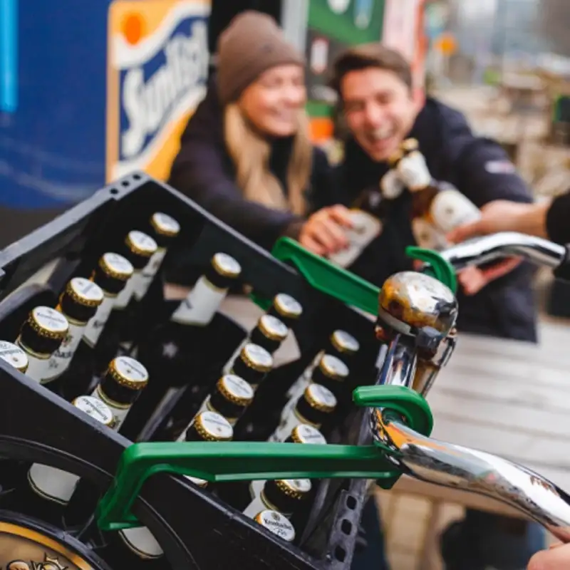 campustuete-kistenhaken-mit-freunden-bier-trinken