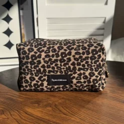 campustuete-kosmetiktasche-leoprint-baun-raum