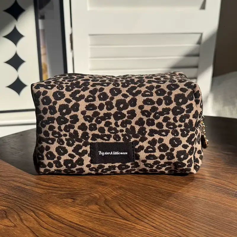 campustuete-kosmetiktasche-leoprint-baun-raum