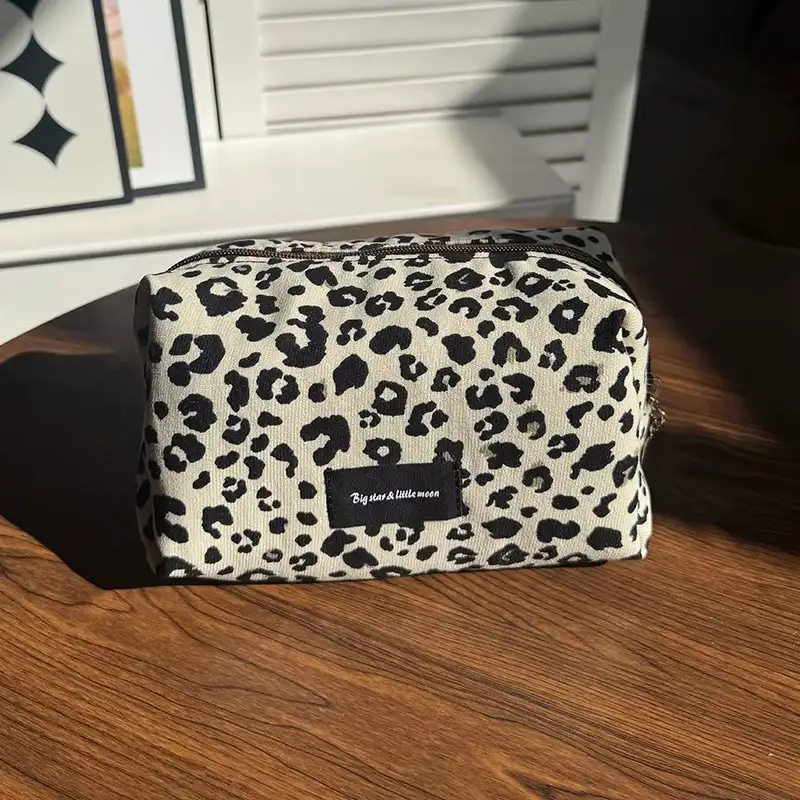campustuete-kosmetiktasche-leoprint-weiss-raum
