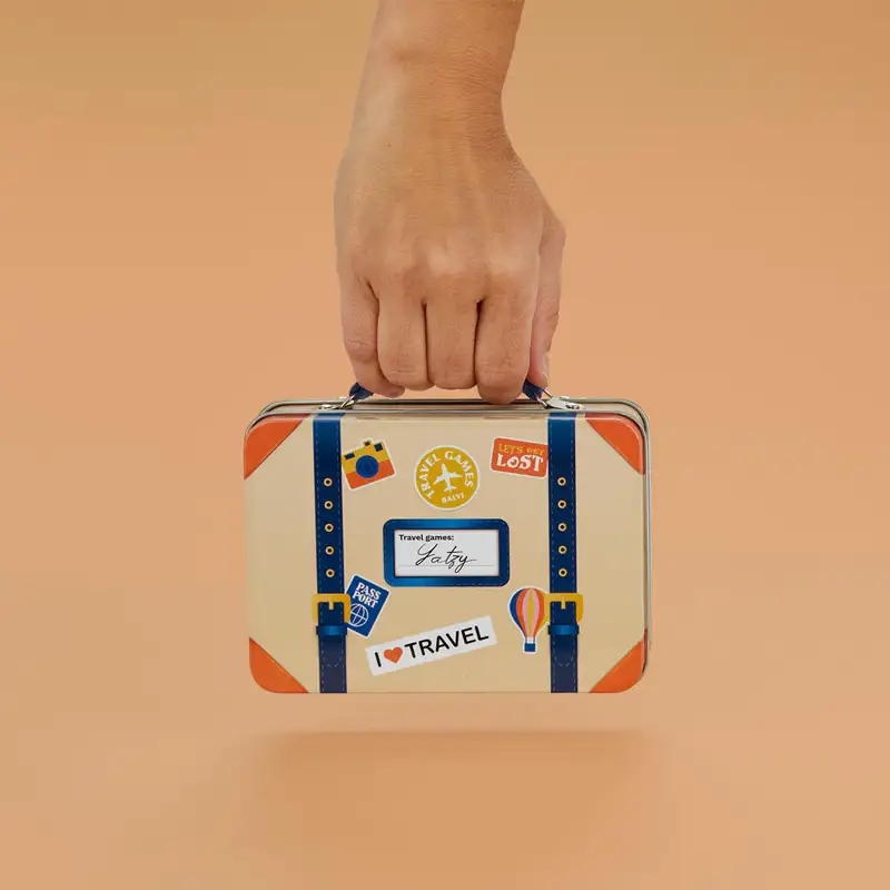 campustuete-reisespiel-yatzy-metallbox-hand
